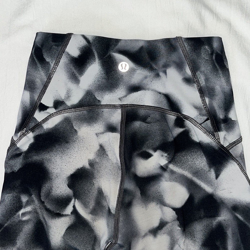 Lululemon high rise train times (discontinued) leggings size 2, length 25 - Picture 4 of 7
